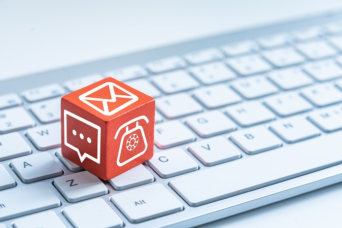 キーボードの上にお問い合わせブロック